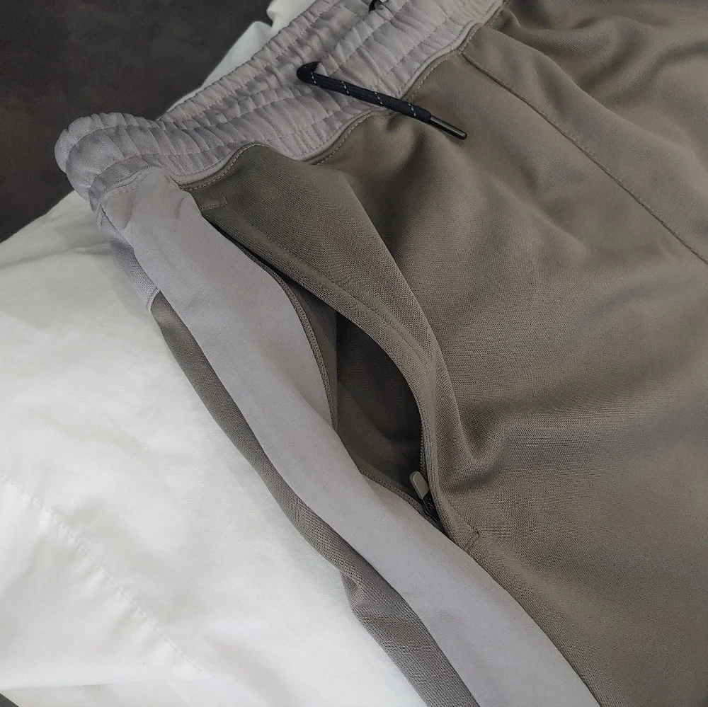 Nike Air Max Joggers Sweatpants Olive Grey Men's BNWT - Picture 8 of 16